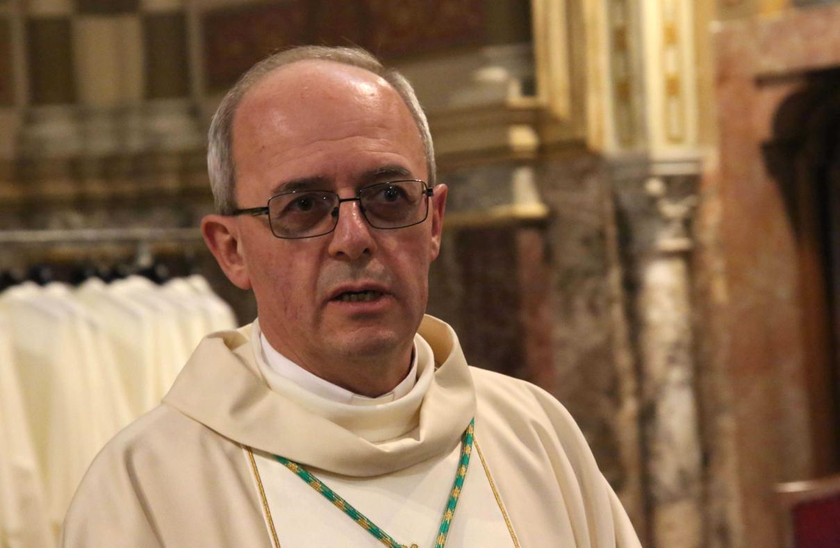 L'arcivescovo di Padre Pio, Franco Moscone, piazza tre paletti per  incontrare il risorto... – La Discussione
