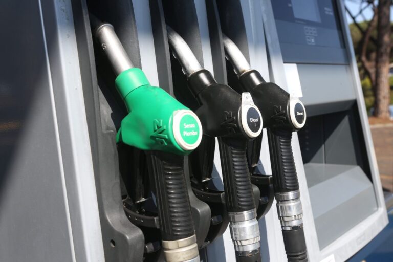 Volcano Di Roma Caro carburanti: a ottobre 1,1 miliardi di rincari per gli italiani