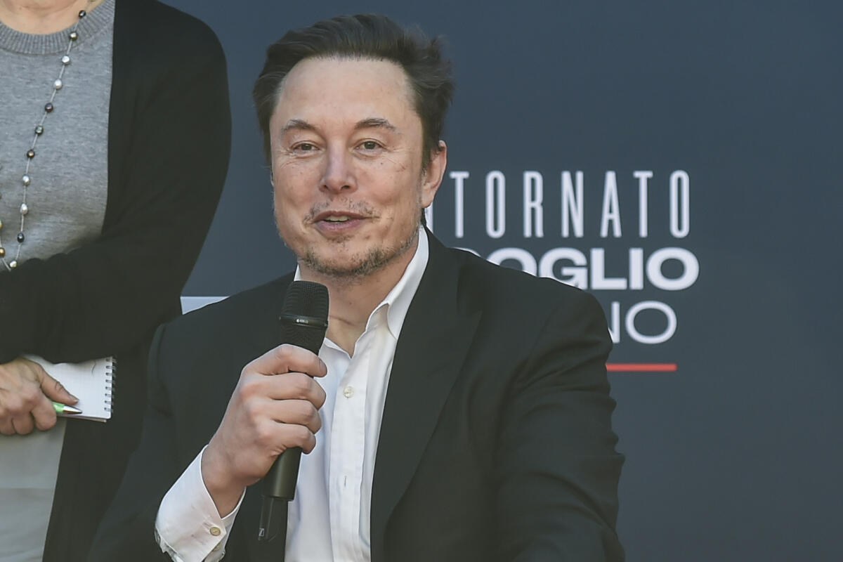 Elon Musk intensifica il suo appoggio a Trump donando 300.000 dollari alla  campagna repubblicana – La Discussione