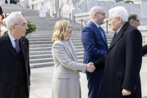 Il Presidente Sergio Mattarella saluta il Presidente del Consiglio Giorgia Meloni in occasione della deposizione di una corona d’alloro sulla Tomba del Milite Ignoto, nella ricorrenza della Giornata dell’Unità Nazionale