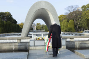 Il Presidente della Repubblica Sergio Mattarella al Memoriale della Pace depone una una corona di fiori