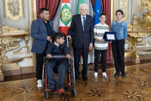 Il Presidente Sergio Mattarella consegna la Targa alla Classe V B IC Torino II - Scuola primaria G. Parini "Per aver dato valore alla pluralità"