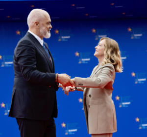 Il Presidente del Consiglio, Giorgia Meloni, con il Primo Ministro della Repubblica di Albania, Edi Rama, al suo arrivo al sesto Vertice della Comunità Politica Europea