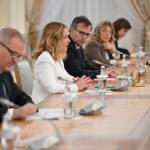 Il Presidente del Consiglio, Giorgia Meloni, insieme al Presidente della Repubblica del Kazakhstan, Qasym-Jomart Kemeluly Toqaev, e alle rispettive delegazioni