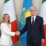Giorgia Meloni, insieme al Presidente della Repubblica del Kazakhstan, Qasym-Jomart Kemeluly Toqaev
