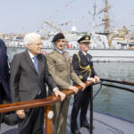 Il Presidente della Repubblica Sergio Mattarella nel corso della rassegna navale e il saluto alla voce da parte degli equipaggi delle unità navali della Marina Militare ormeggiate nell'area portuale, in occasione della Festa della Marina