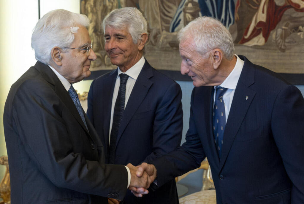 Il Presidente Sergio Mattarella con Luciano Buonfiglio, Presidente del CONI, e Andrea Abodi, Ministro per lo Sport e i Giovani
