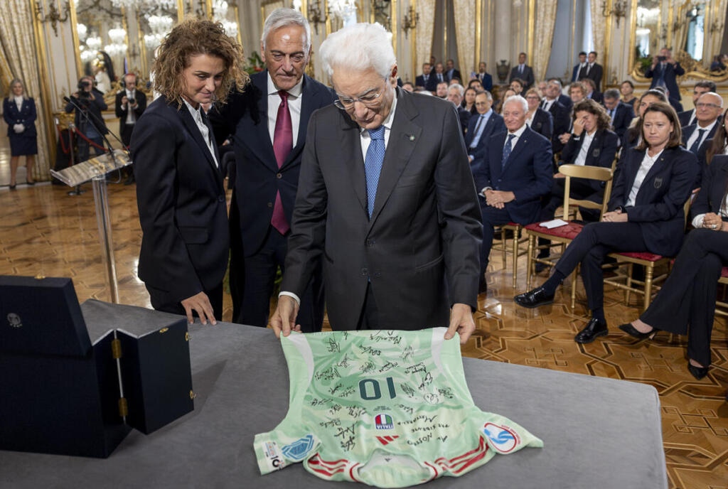 Il Presidente Sergio Mattarella con Cristiana Girelli, Capitano della Nazionale