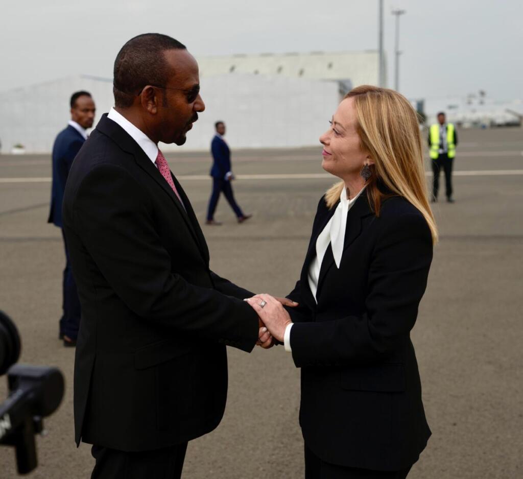 Il Presidente del Consiglio, Giorgia Meloni, con il Primo Ministro Abiy Ahmed Ali, al suo arrivo nella Repubblica Federale Democratica di Etiopia