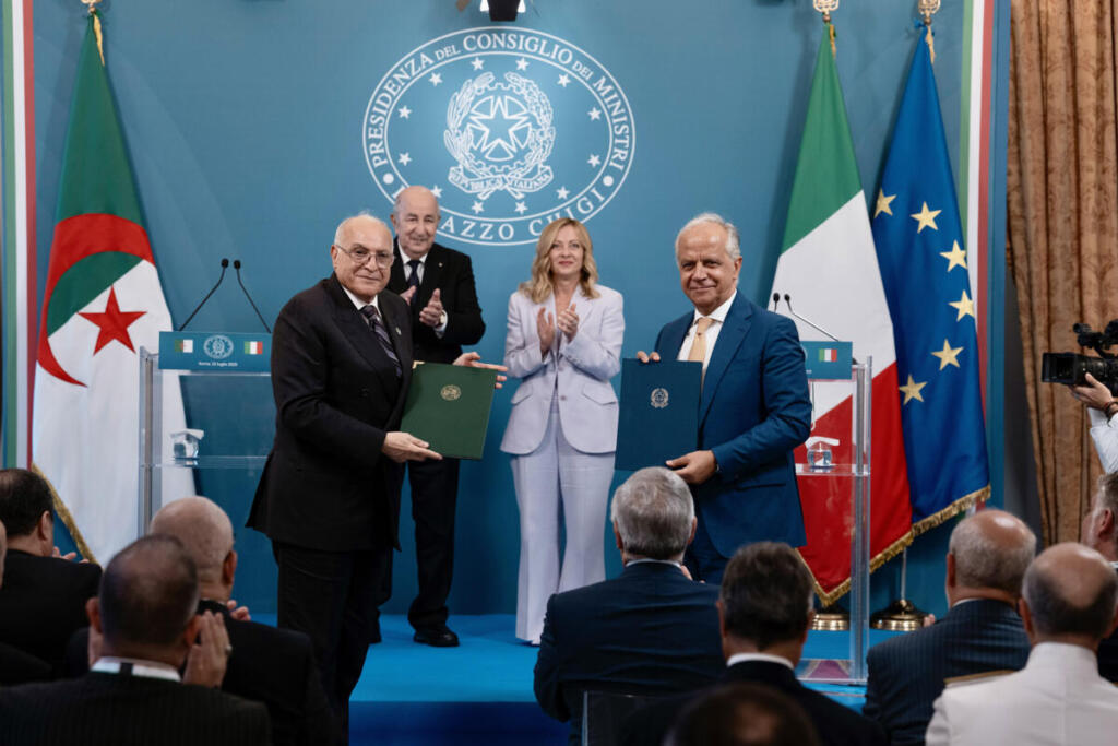 La cerimonia di scambio di accordi e intese alla presenza del Presidente del Consiglio, Giorgia Meloni, e del Presidente della Repubblica Algerina Democratica e Popolare, Abdelmadjid Tebboune in occasione del Quinto Vertice Italia-Algeria