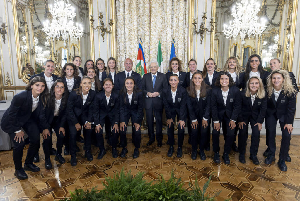 Il Presidente Sergio Mattarella con la Nazionale di calcio femminile partecipante ai Campionati Europei 2025