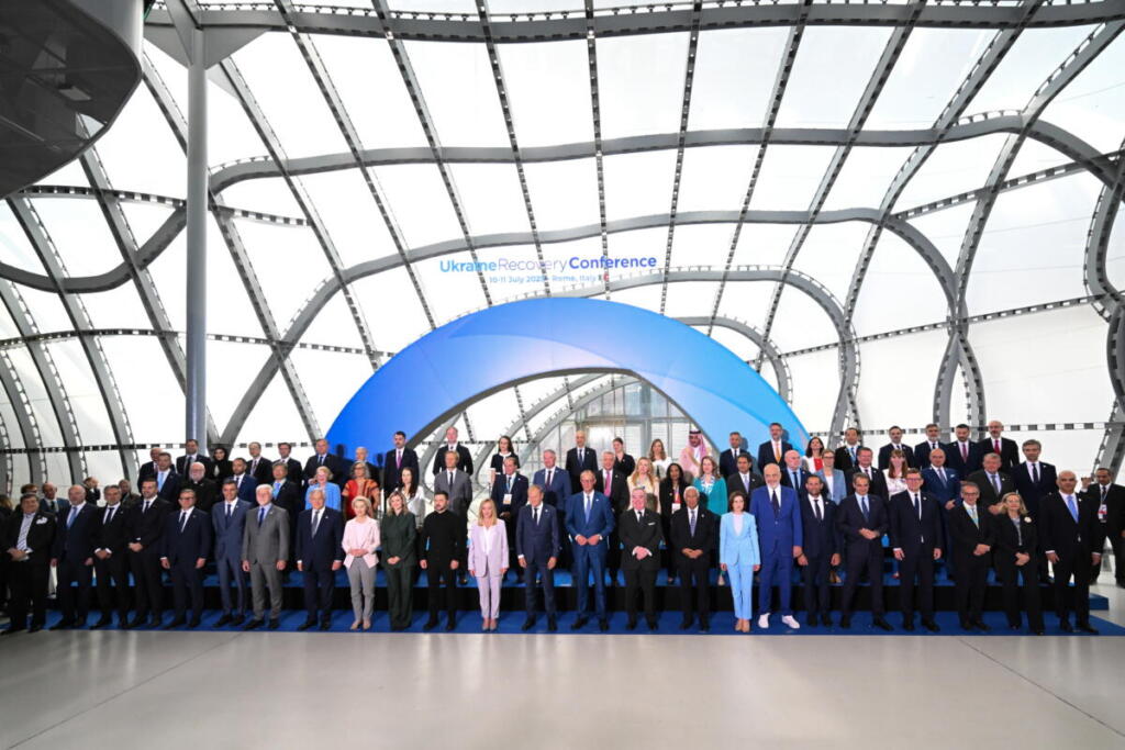 La foto di famiglia con i partecipanti alla Conferenza sulla Ripresa dell'Ucraina
