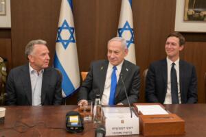 Steve Witkoff inviato speciale degli Stati Uniti in Medio Oriente, Benjamin Netanyahu, Primo Ministro di Israele e Jared Kushner, imprenditore e politico statunitense