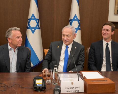 Steve Witkoff inviato speciale degli Stati Uniti in Medio Oriente, Benjamin Netanyahu, Primo Ministro di Israele e Jared Kushner, imprenditore e politico statunitense