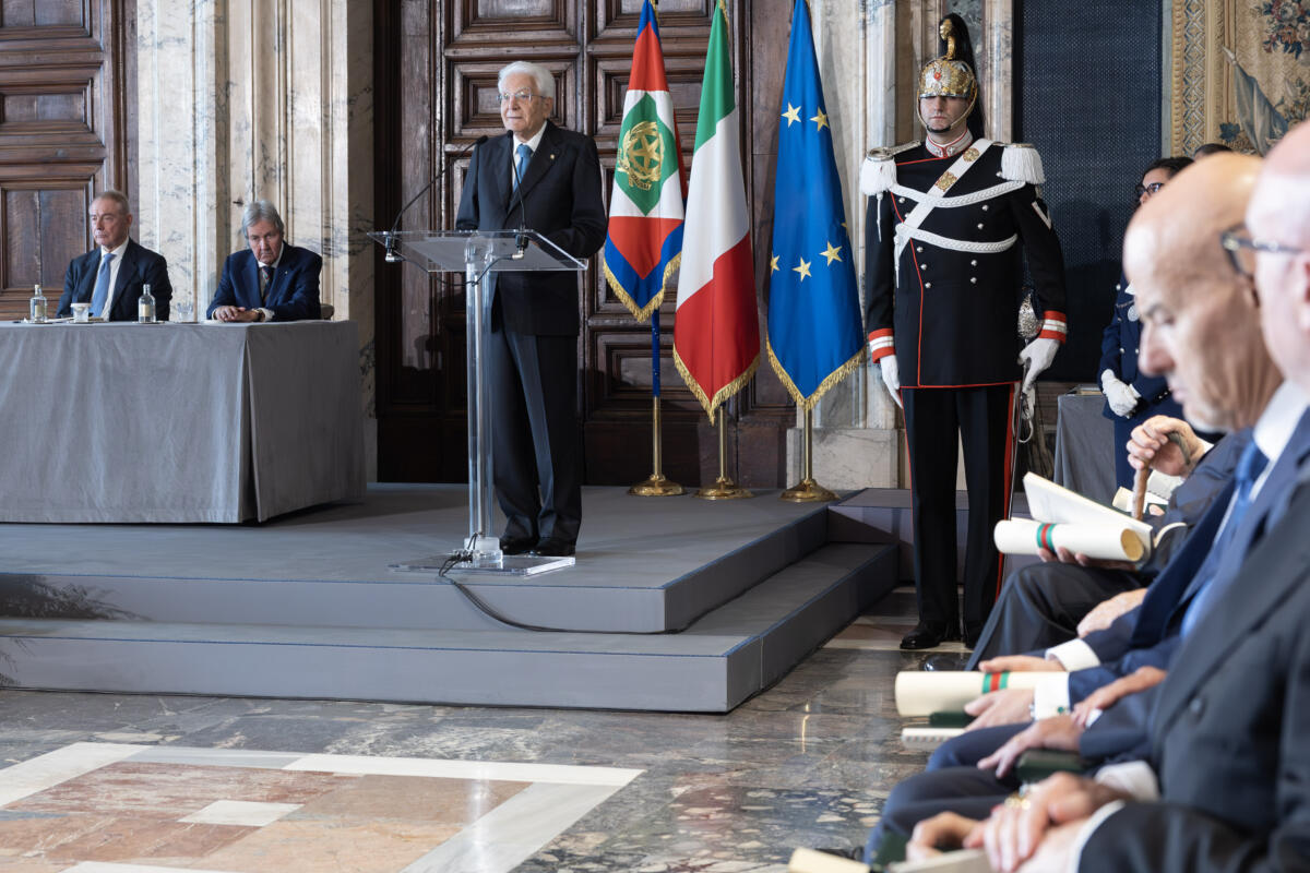 Il Presidente Sergio Mattarella rivolge il suo indirizzo di saluto in occasione della cerimonia di consegna delle insegne di Cavaliere dell’Ordine “Al Merito del Lavoro” ai Cavalieri del Lavoro nominati il 2 giugno 2025