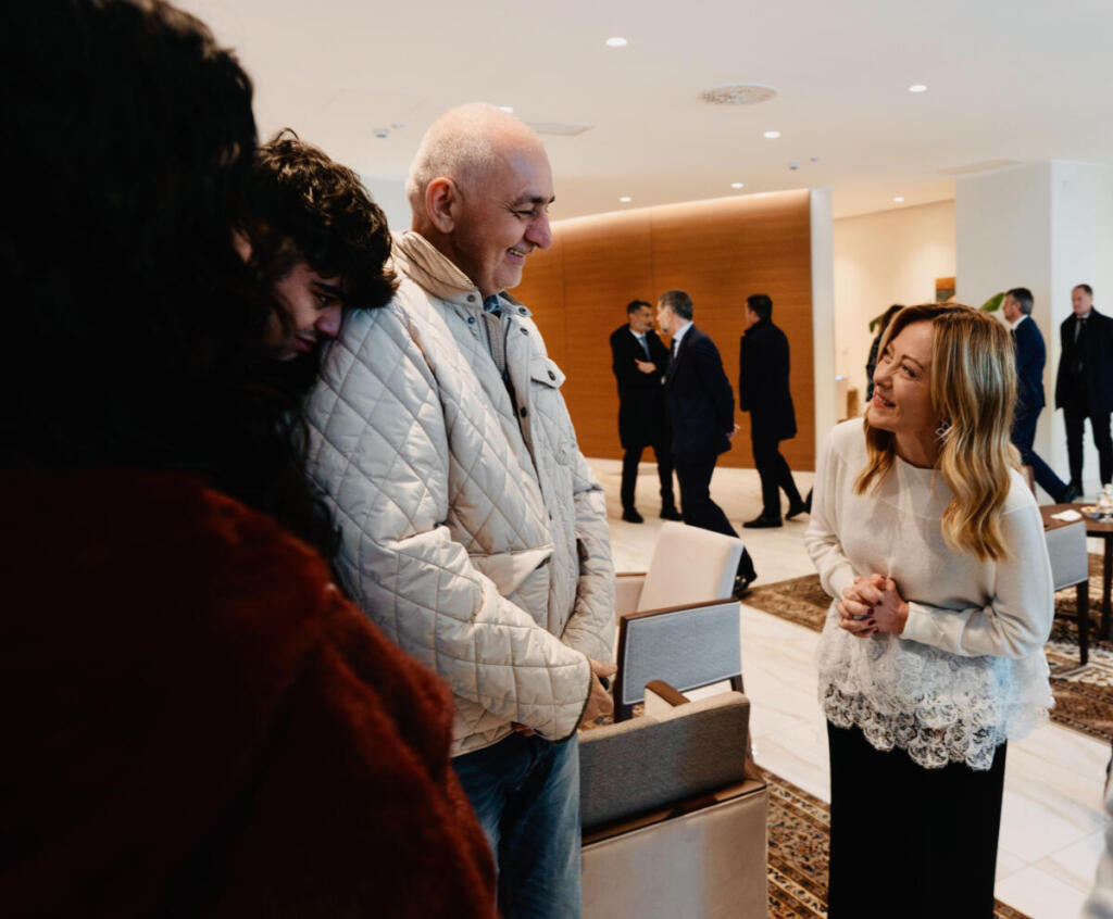 Il Presidente del Consiglio, Giorgia Meloni, e il Vice Presidente e Ministro degli Affari esteri e della Cooperazione internazionale, Antonio Tajani, questa mattina hanno accolto in aeroporto Alberto Trentini e Mario Burlò, insieme ai loro familiari