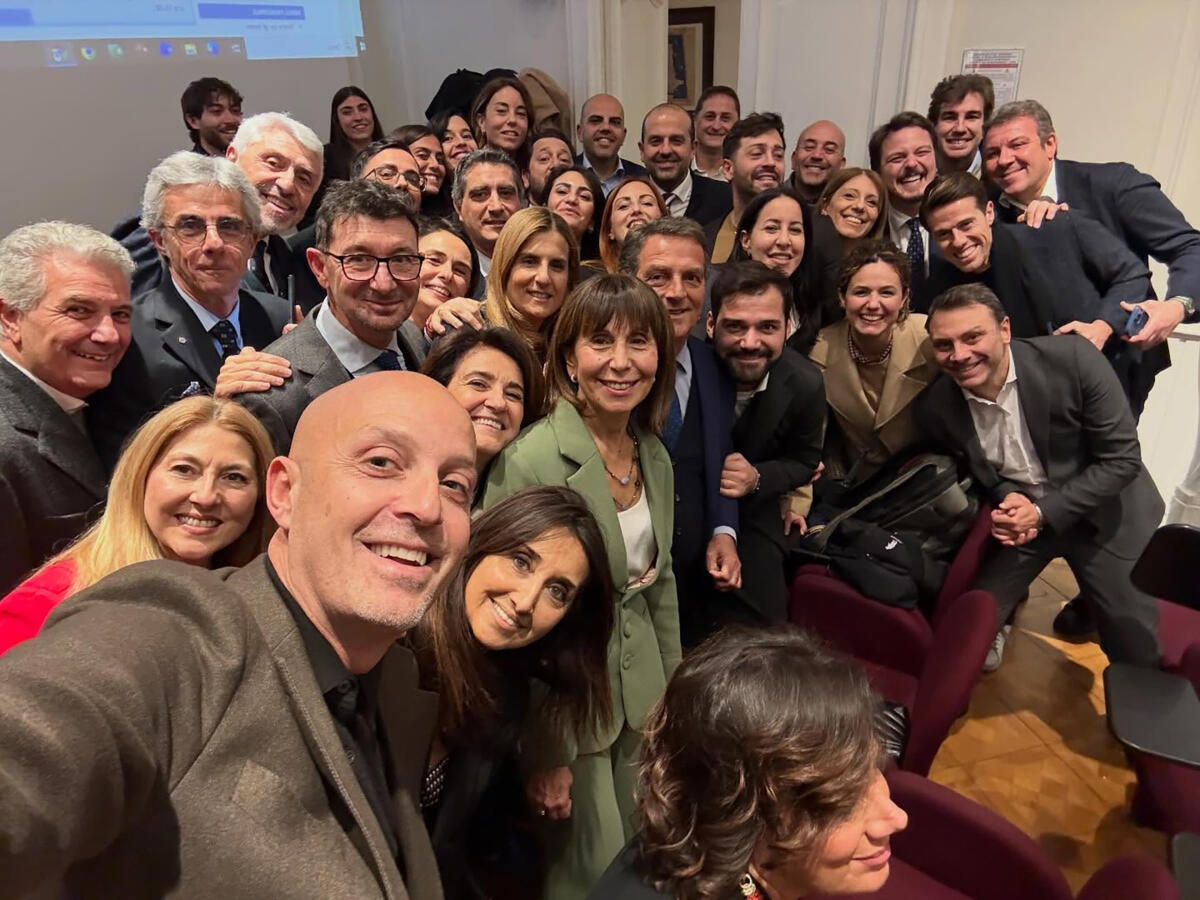 Matteo De Lise con la squadra di Insieme per la professione, sviluppo e trasparenza