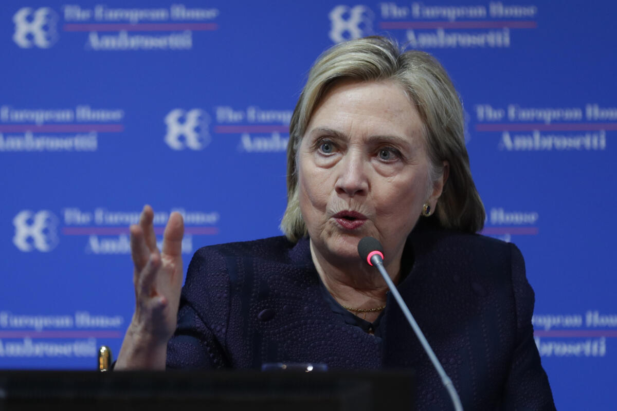 Hillary Clinton si scontra con i legislatori della Camera nell'inchiesta su Epstein"