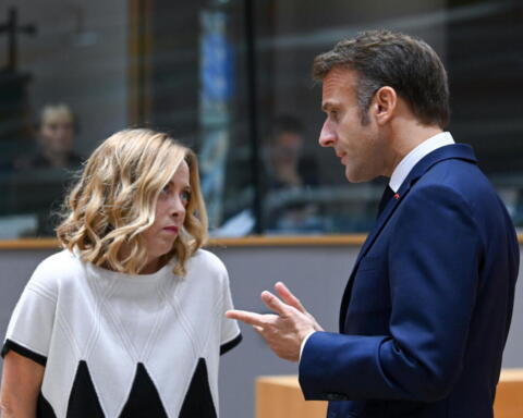 Macron attacca Meloni sul caso Deranque: tensione diplomatica tra Parigi e Roma