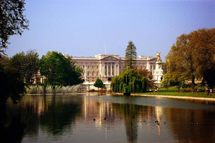 L’ex Principe Andrea arrestato per abuso d’ufficio: l’ombra Epstein riapre la crisi della Corona