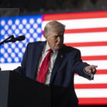 Trump firma nuovi dazi al 10% su tutte le importazioni dopo lo stop della Corte Suprema