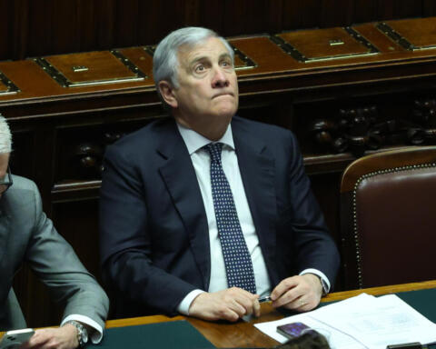 Dazi Usa, scontro politico: Schlein attacca il Governo, Tajani preoccupato dal cambio euro-dollaro