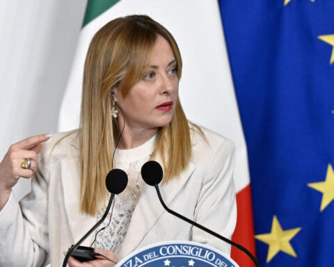 Meloni: “L’IA va governata, l’uomo resti al centro”