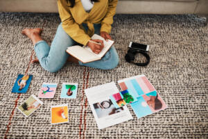 Ritorno agli hobby analogici: vinili, journaling e manualità contro lo stress digitale