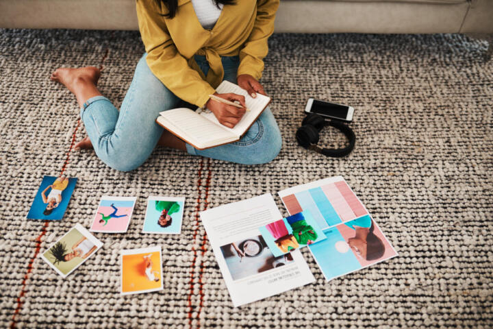 Ritorno agli hobby analogici: vinili, journaling e manualità contro lo stress digitale