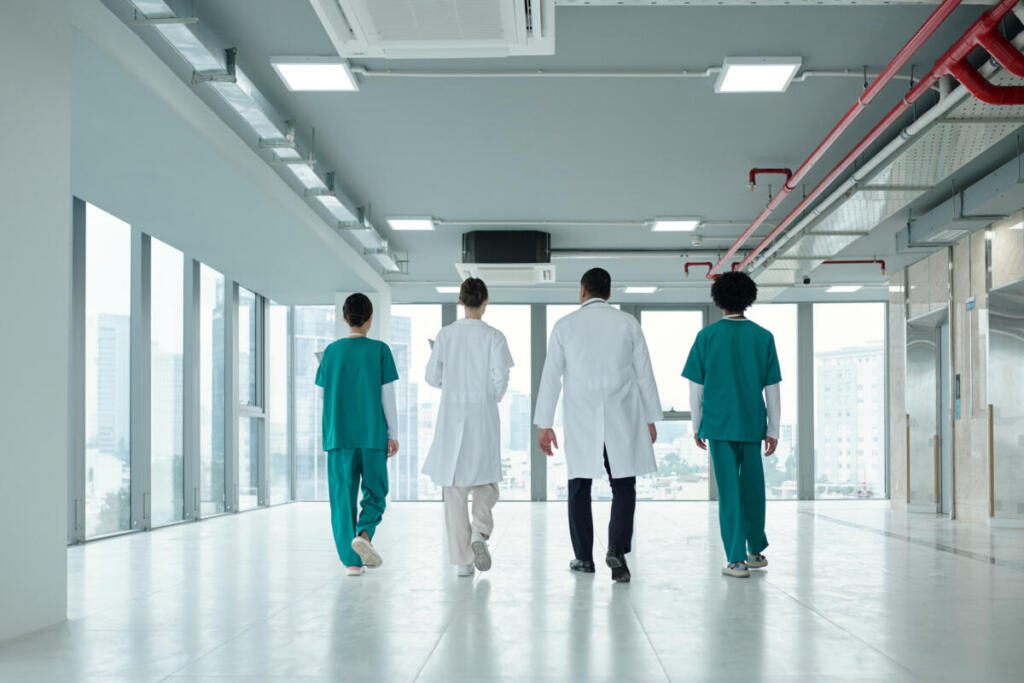 Sanità, firmato il contratto 2022-2024 per 137mila dirigenti: aumenti medi di 490 euro. Ma Fp Cgil non ci sta