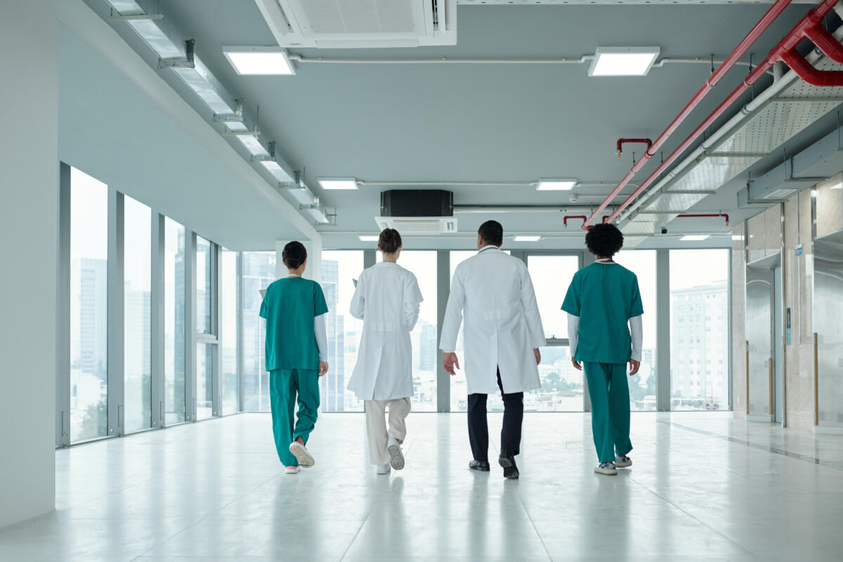 Sanità, firmato il contratto 2022-2024 per 137mila dirigenti: aumenti medi di 490 euro. Ma Fp Cgil non ci sta