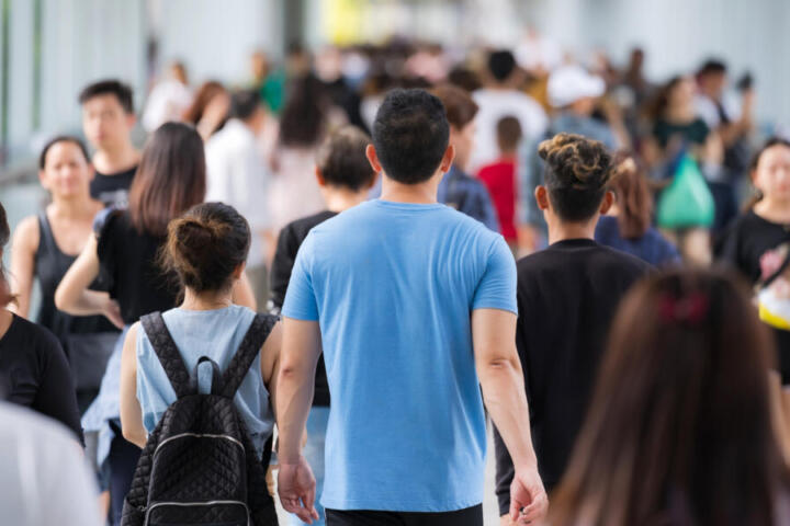 Stranieri in Italia, quota 5,9 milioni: l’11% della forza lavoro e 930mila studenti nelle scuole