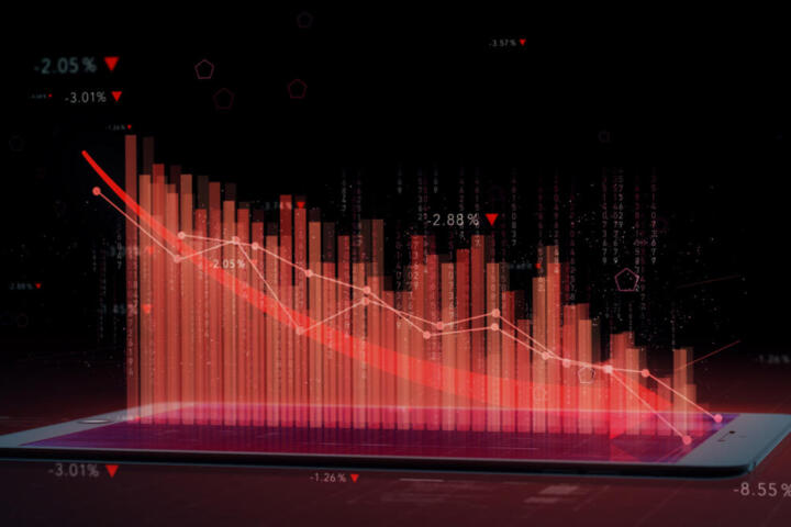 Schermata di trading con linea rossa in discesa