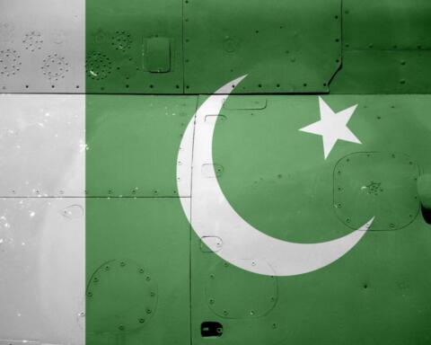 Il Pakistan bombarda Kabul e Kandahar, controffensiva talebana al confine. Pechino chiede tregua, l’Iran si offre come mediatore