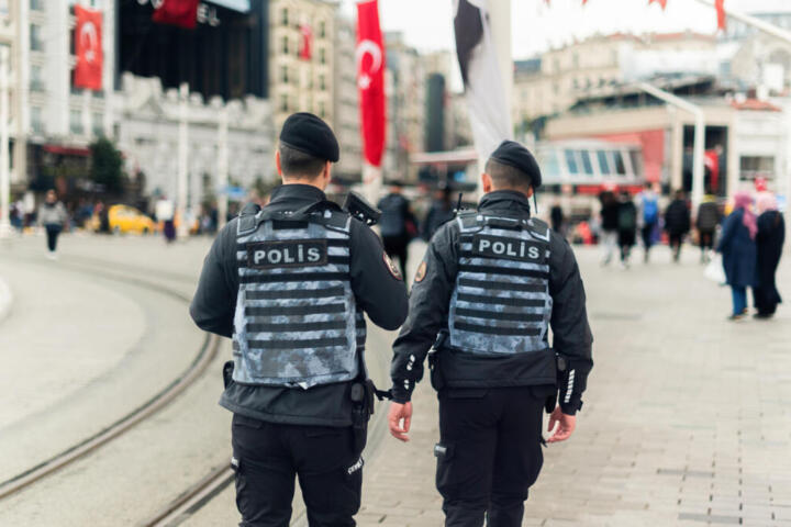 Giornalista di Deutsche Welle arrestato in Turchia: Ankara riaccende lo scontro sulla libertà di stampa