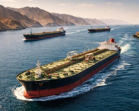 Navi petroliere in transito nello Stretto di Hormuz, snodo strategico per il commercio globale di energia