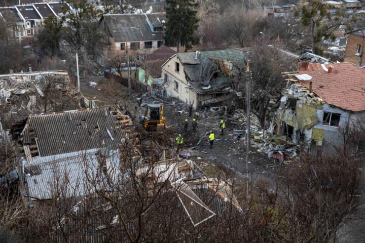 condominio danneggiato a Kharkiv dopo missile russo colpisce Kharkiv