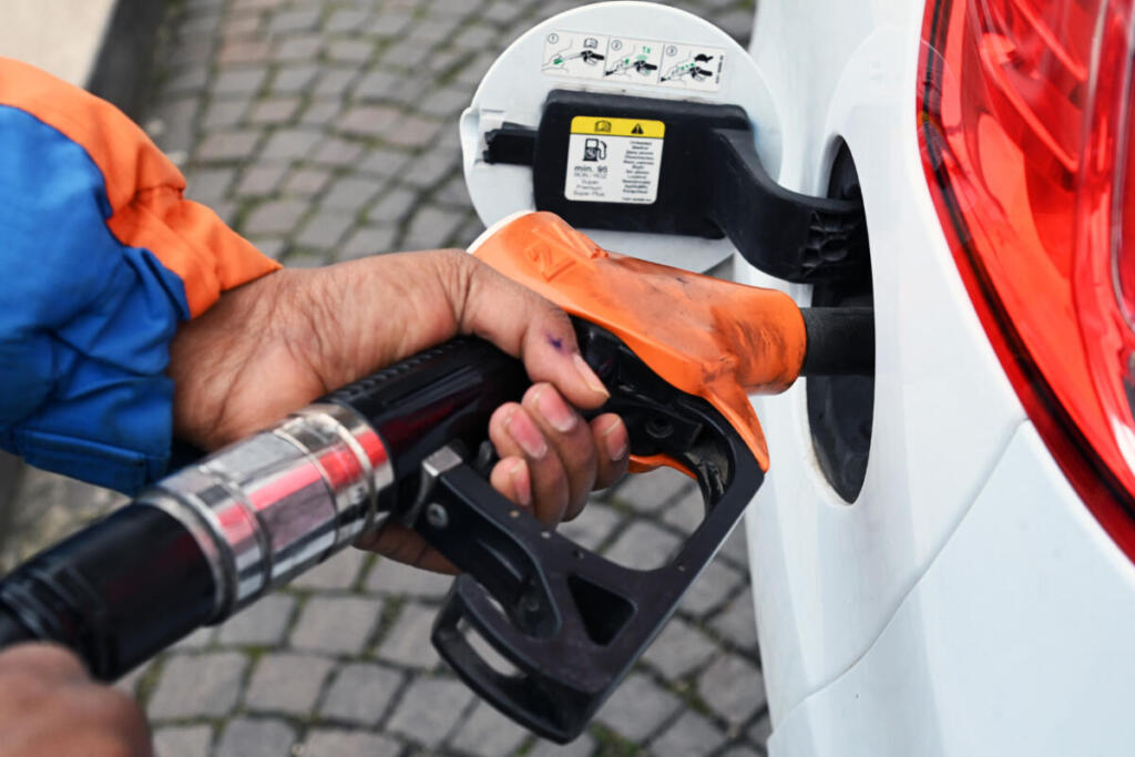 Carburanti, scende il prezzo: via libera al decreto anti-rincari