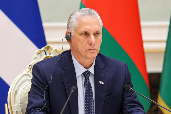 Miguel Díaz-Canel in conferenza stampa