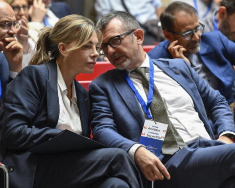 Giustizia, dopo il referendum si dimettono Delmastro e Bartolozzi. Nordio ammette: “Errori anche miei”