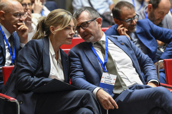 Giustizia, dopo il referendum si dimettono Delmastro e Bartolozzi. Nordio ammette: “Errori anche miei”