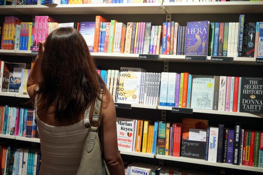 Cresce la spesa per la cultura: nel 2025 gli italiani spendono 94 euro al mese, ma restano sotto i livelli pre-Covid