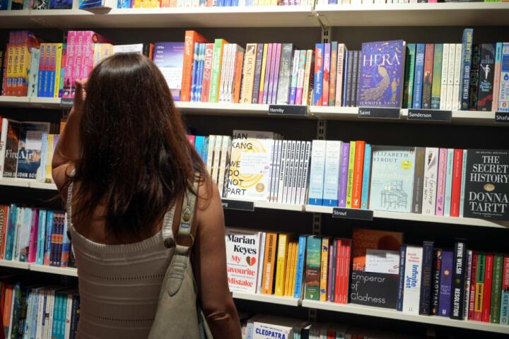 Cresce la spesa per la cultura: nel 2025 gli italiani spendono 94 euro al mese, ma restano sotto i livelli pre-Covid