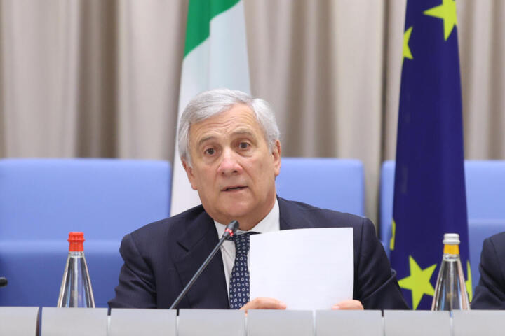 Antonio Tajani ministro degli Esteri italiano aggiorna la stampa sulla crisi Iran Italia e tutela dei connazionali