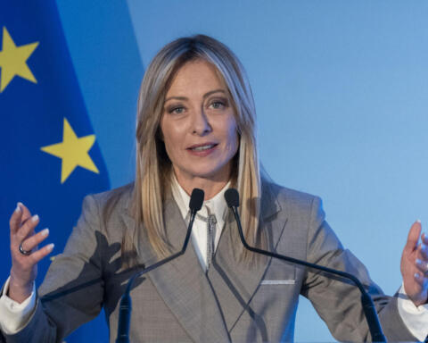 Meloni chiede deroghe Ue contro il caro energia, Bruxelles frena: “Prima usare i fondi già disponibili