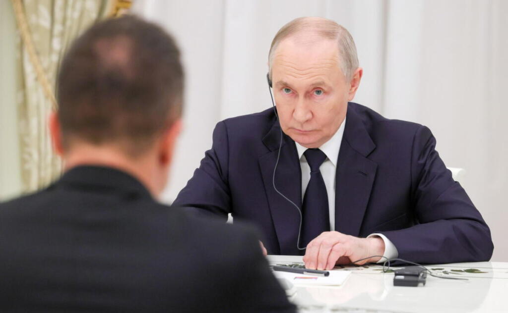 Metaniera russa colpita nel Mediterraneo, Mosca accusa Kiev di “terrorismo”. Ue divisa sull’adesione ucraina