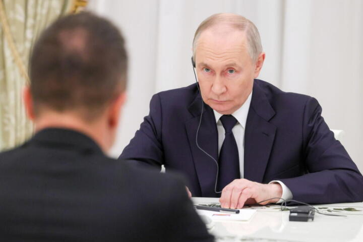 Metaniera russa colpita nel Mediterraneo, Mosca accusa Kiev di “terrorismo”. Ue divisa sull’adesione ucraina