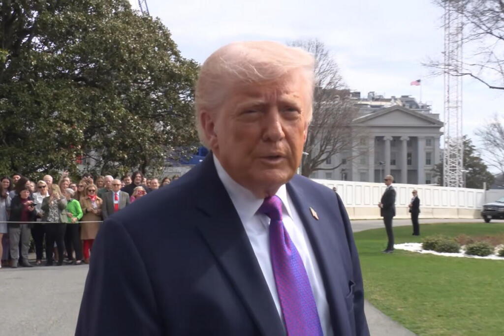 Trump rinvia il vertice con Xi e chiede a Pechino un ruolo per riaprire Hormuz