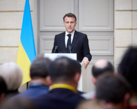 Petrolio russo, gli Usa allentano le sanzioni. Macron avverte: “La guerra in Iran non vi offrirà una tregua”