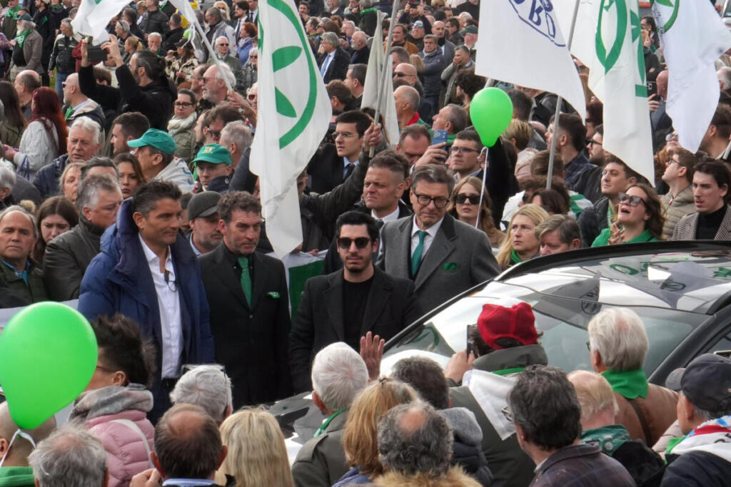 Addio a Bossi, Pontida gremita: il popolo leghista saluta il Senatur